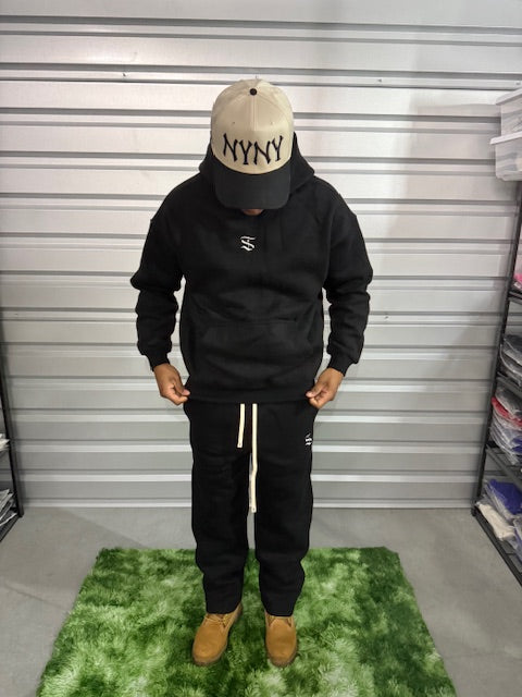 <h3><strong>SWEATS & HOODIES</strong></h3>